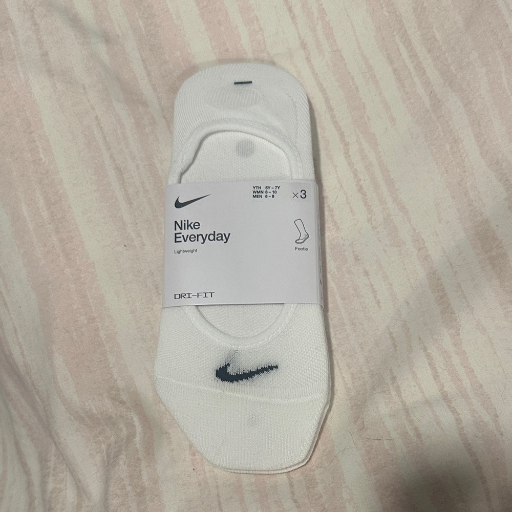 NWT Nike Everyday White Athletic Socks